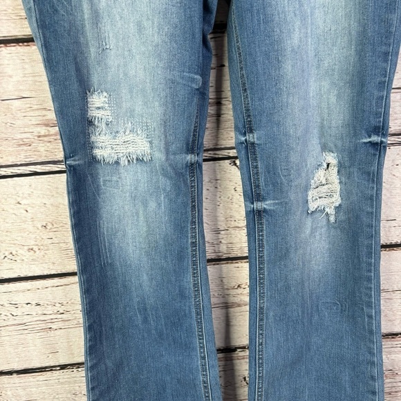 Maurices size 9/10 SHORT Bootcut Jeans Medium Wash Distressed 30” Inseam - Picture 2 of 15